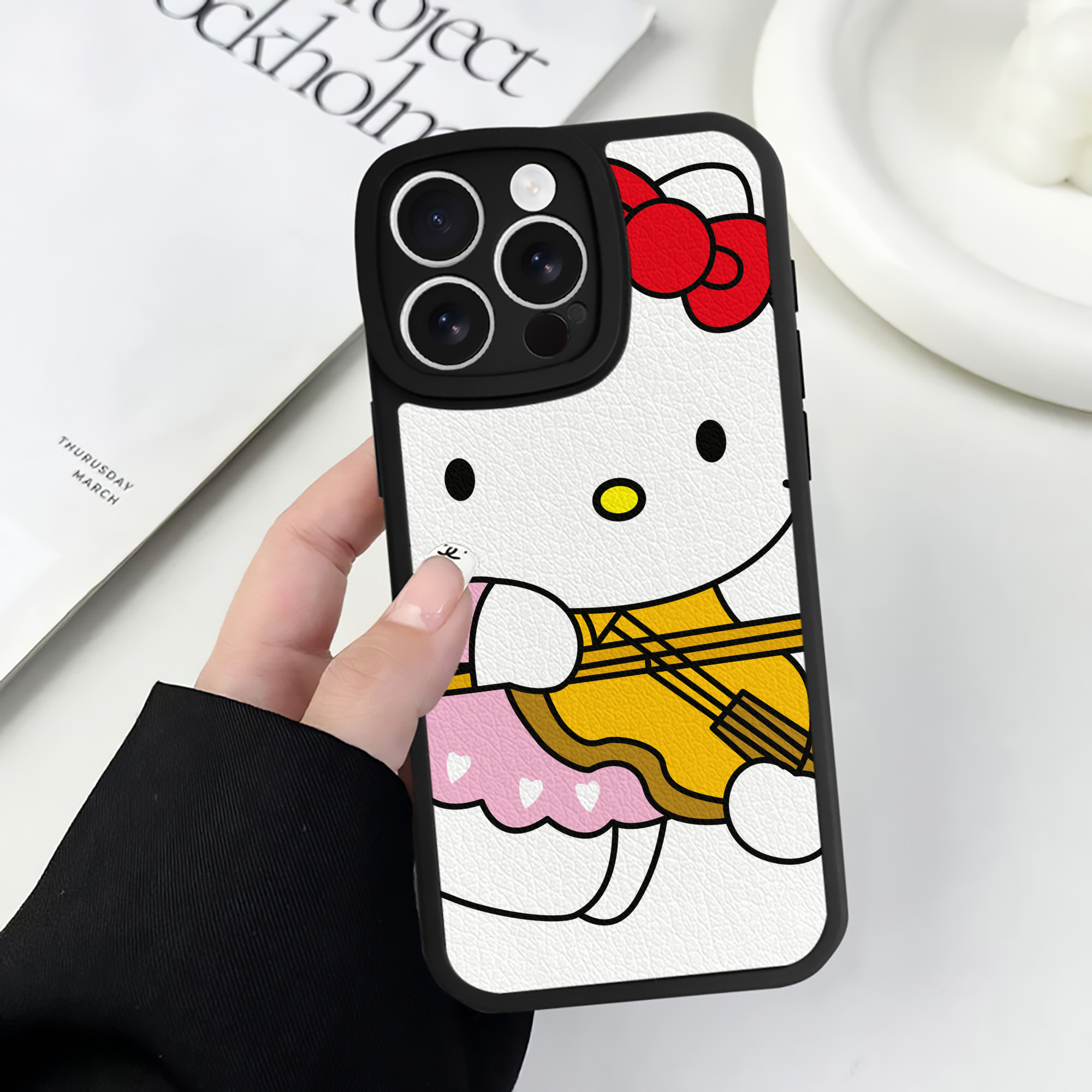 （画像用） Hello Kitty ハローキティ 【iPhone 16シリーズ対応】シリコンスマホケース（レザー調） 材質：シリコン